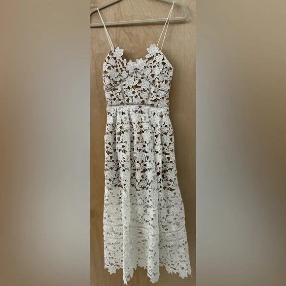 Stunning Roselani Lace Overlay Cocktail Dress. - Picture 4 of 14